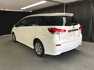 TOYOTA WISH 2011
