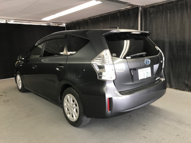 TOYOTA PRIUS ALPHA 2011