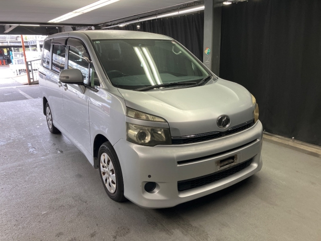 TOYOTA VOXY 2010