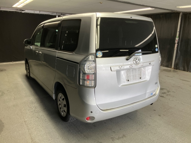 TOYOTA VOXY 2010