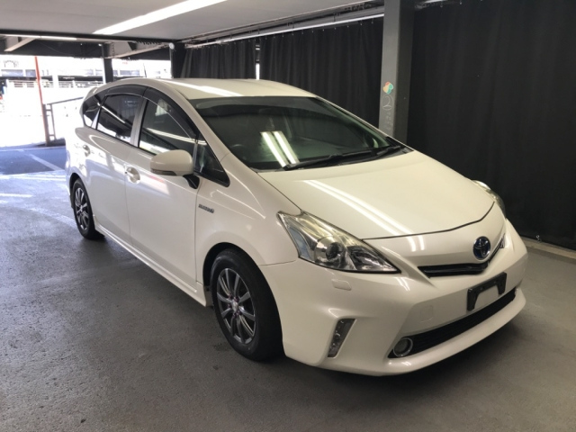 TOYOTA PRIUS ALPHA 2011