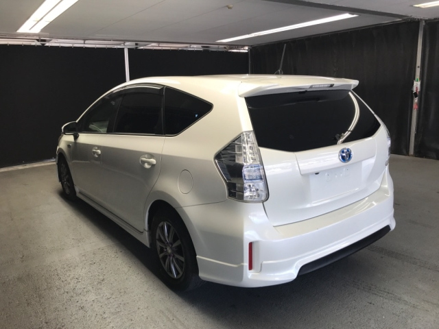 TOYOTA PRIUS ALPHA 2011