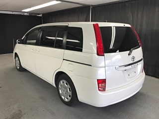 TOYOTA ISIS 2011