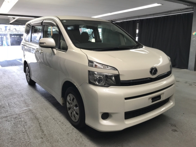 TOYOTA VOXY 2010