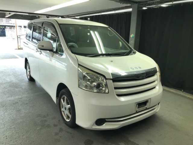 TOYOTA NOAH 2009