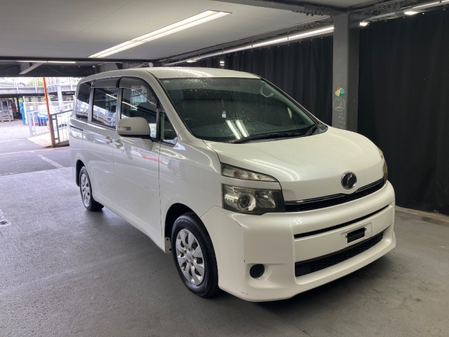 TOYOTA VOXY 2011