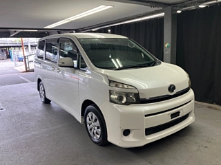 TOYOTA VOXY 2011