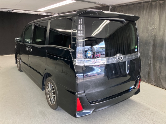 TOYOTA VOXY 2017
