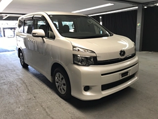 TOYOTA VOXY 2013