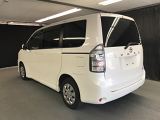 TOYOTA VOXY 2013