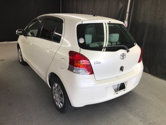 TOYOTA VITZ 2010