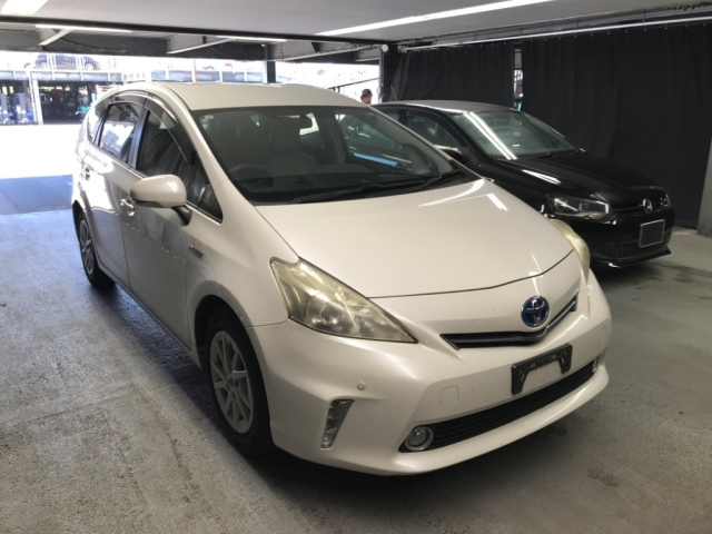 TOYOTA PRIUS ALPHA 2013
