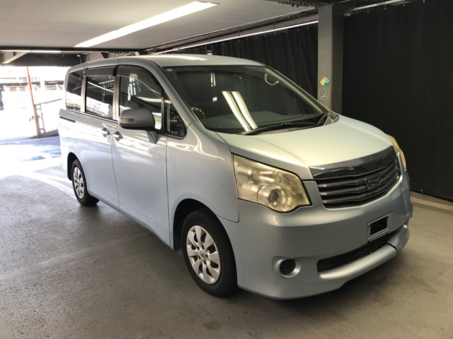 TOYOTA NOAH 2011