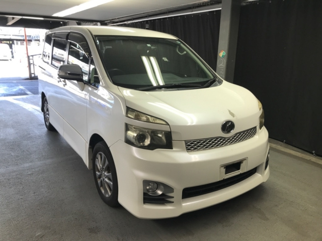 TOYOTA VOXY 2010