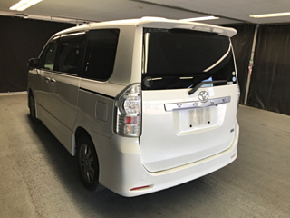 TOYOTA VOXY 2010