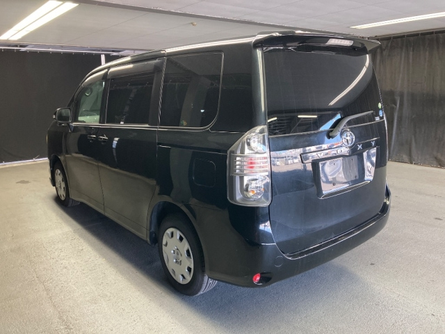 TOYOTA VOXY 2009