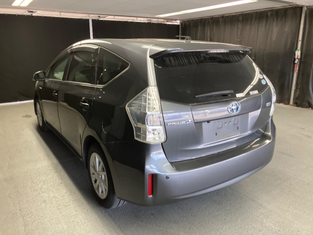 TOYOTA PRIUS ALPHA 2011