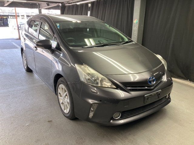 TOYOTA PRIUS ALPHA 2011