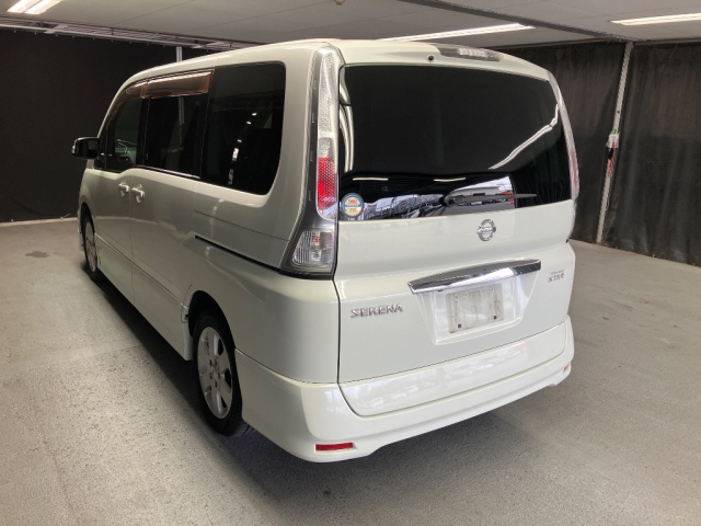 NISSAN SERENA 2010