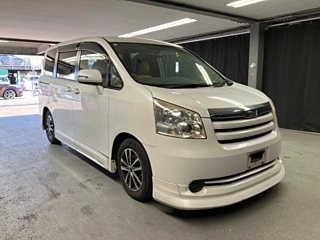 TOYOTA NOAH 2009