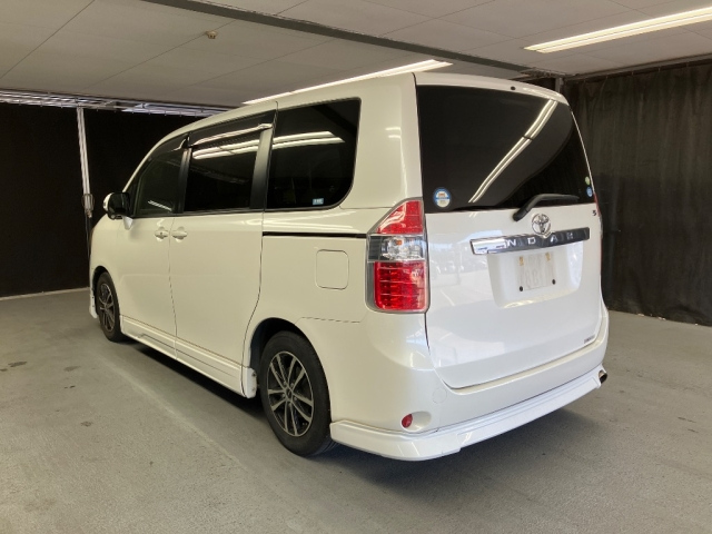 TOYOTA NOAH 2009