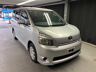 TOYOTA VOXY 2009