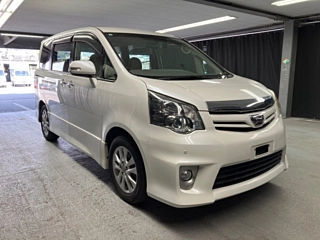 TOYOTA NOAH 2011