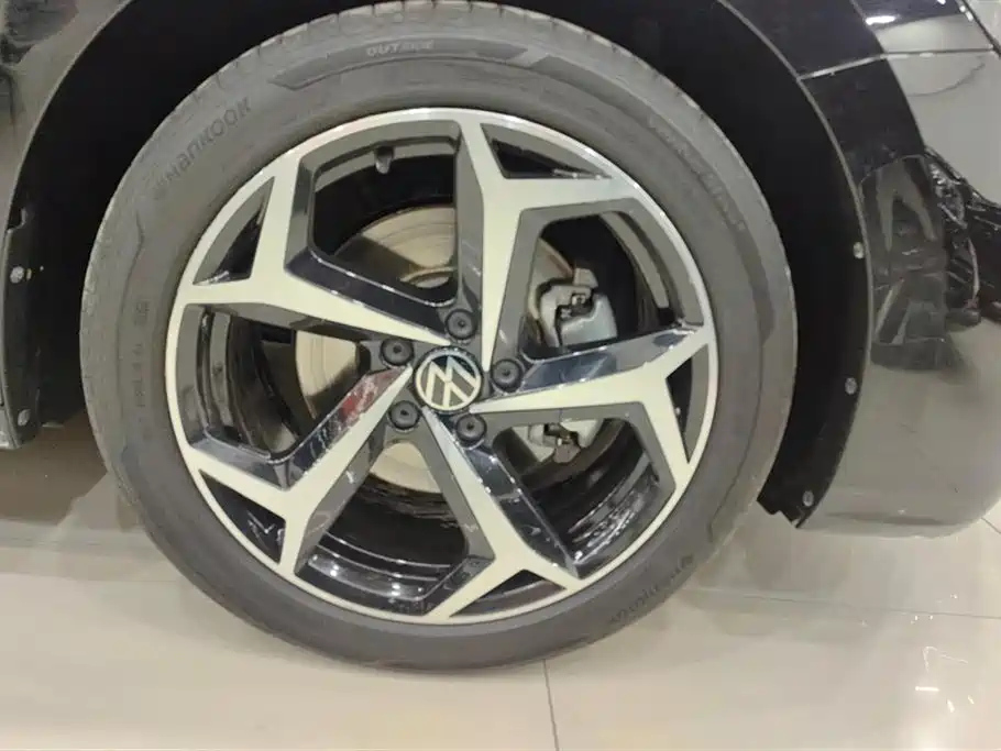 VOLKSWAGEN PASSAT 2024