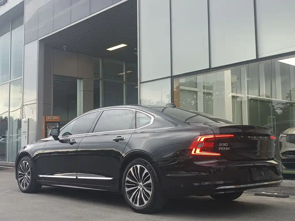 VOLVO S90 2023