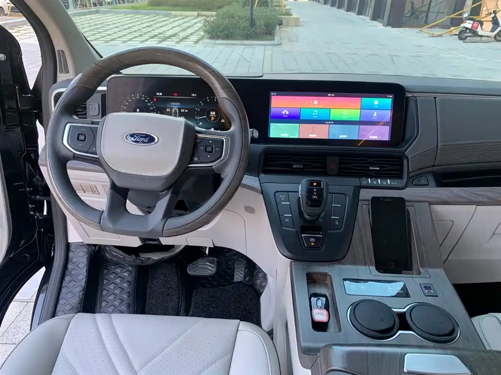 FORD TOUREO 2023