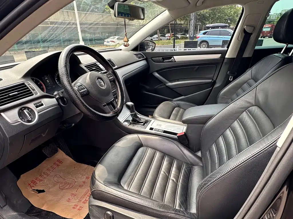 VOLKSWAGEN PASSAT 2013
