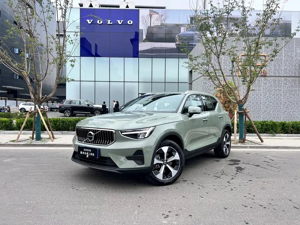 VOLVO XC40 2025
