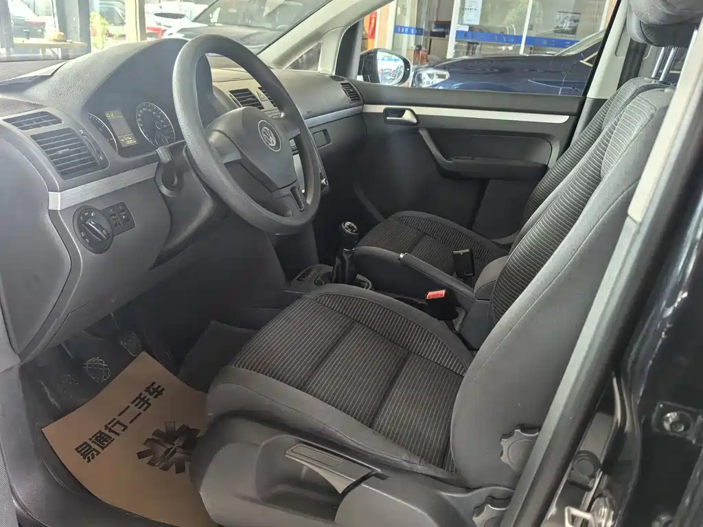 VOLKSWAGEN TOURAN 2013