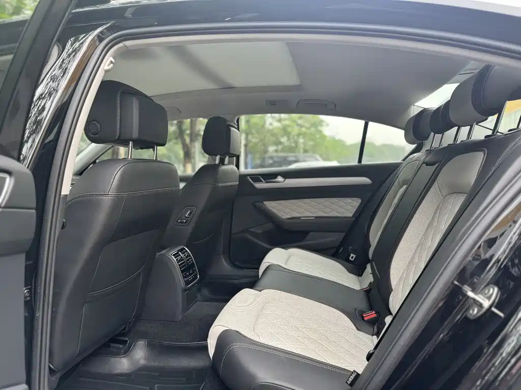 VOLKSWAGEN MAGOTAN 2023