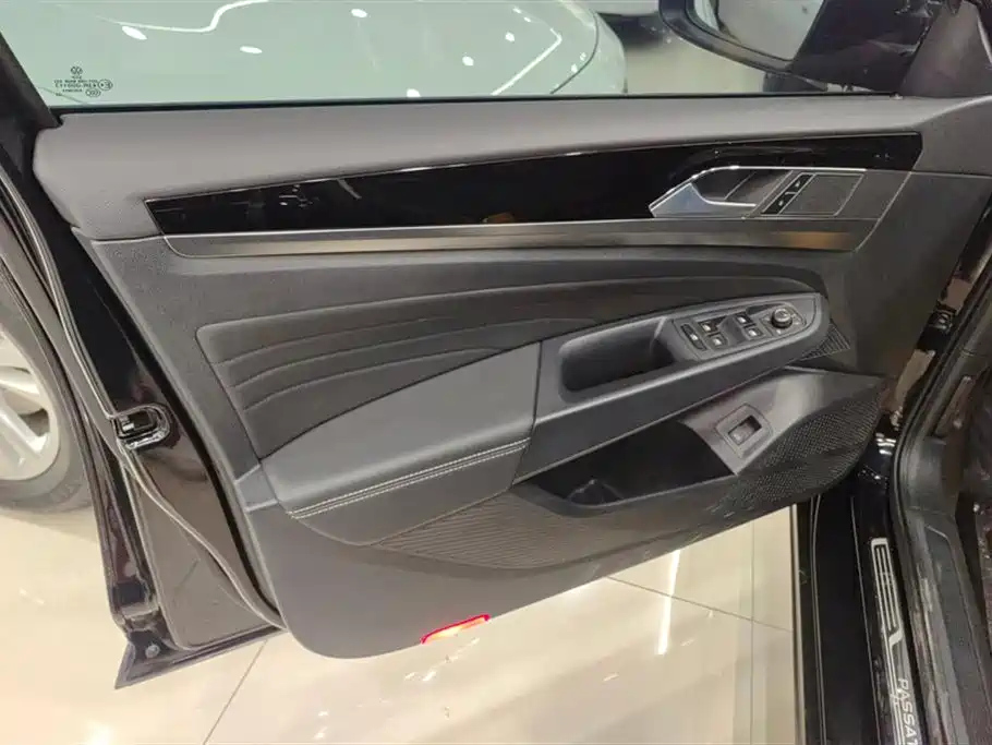 VOLKSWAGEN PASSAT 2024