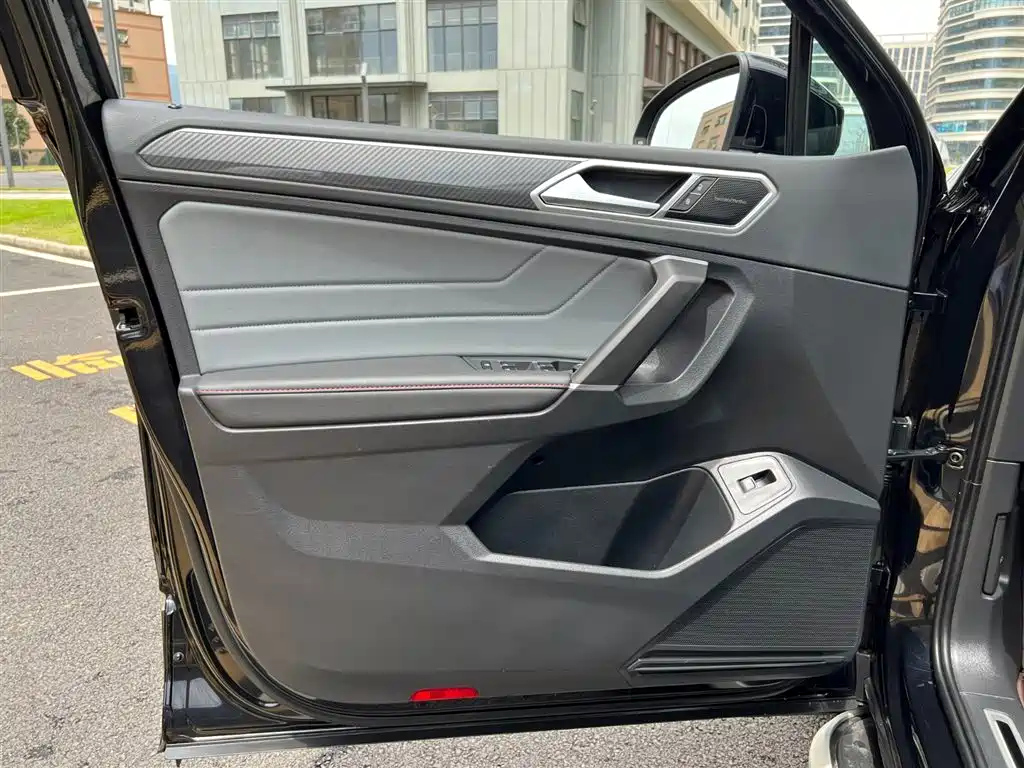 VOLKSWAGEN TIGUAN L 2023