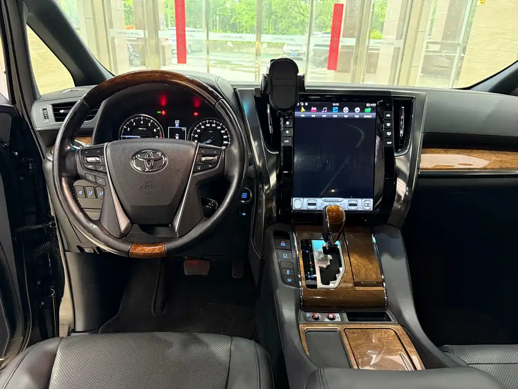 TOYOTA ALPHARD 2018