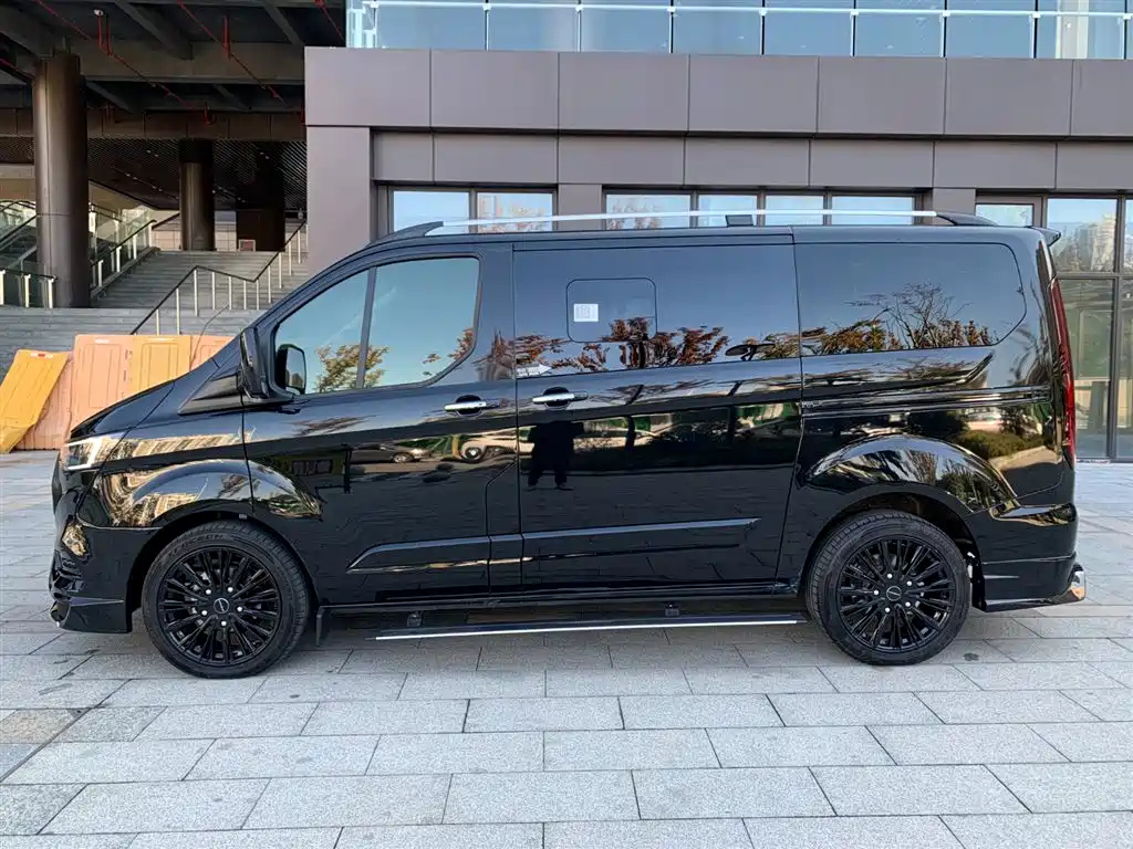 FORD TOUREO 2023