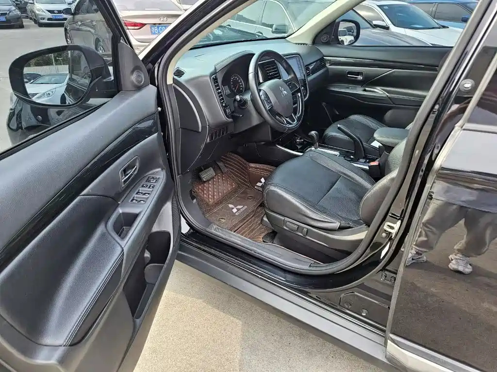 MITSUBISHI OUTLANDER 2017