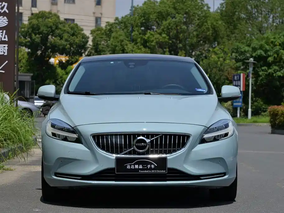 VOLVO V40 2017