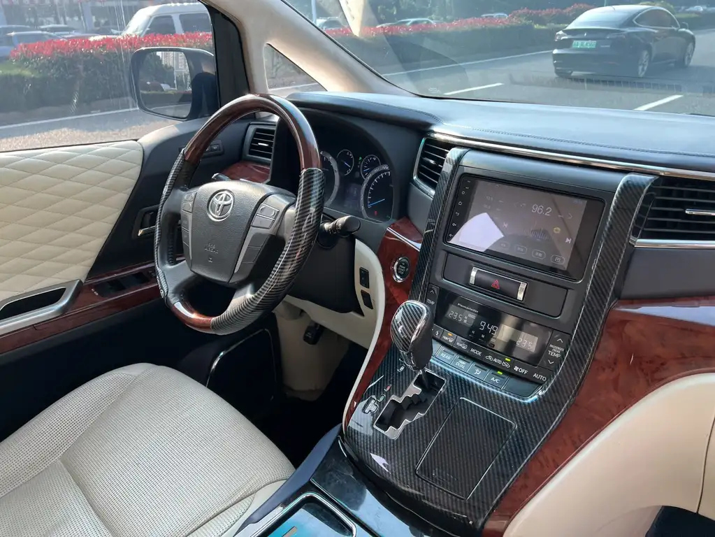 TOYOTA ALPHARD 2012