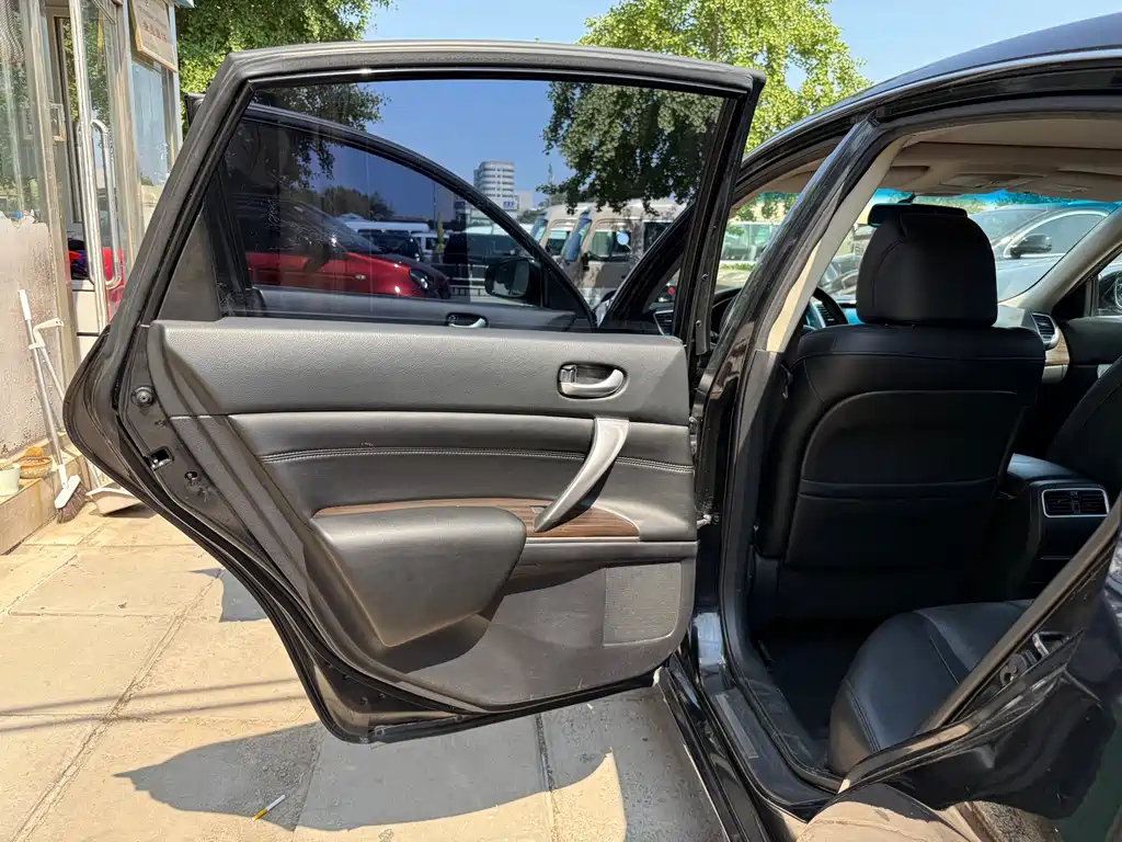 NISSAN TEANA 2011