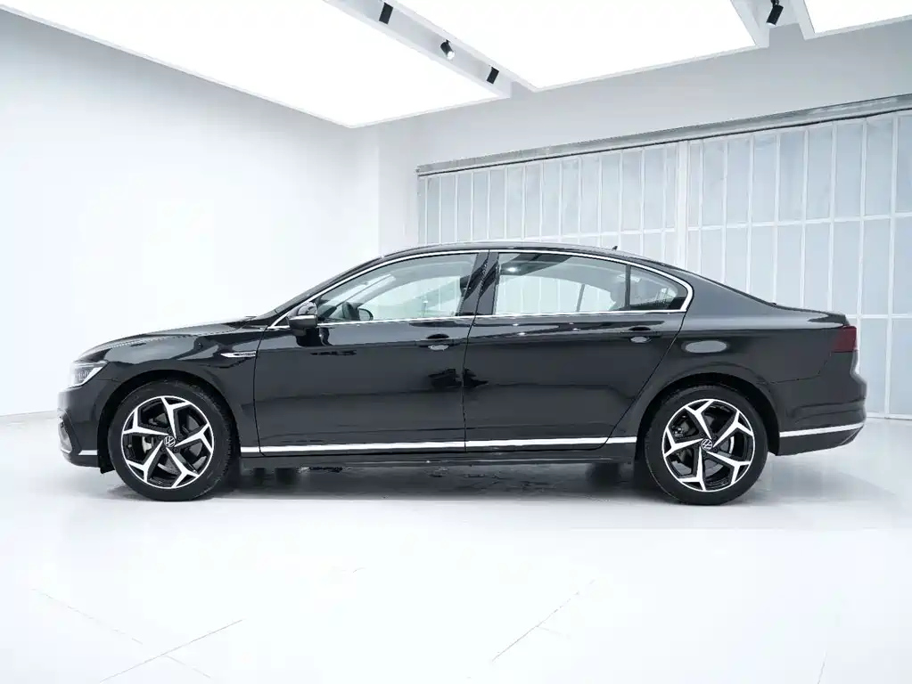VOLKSWAGEN MAGOTAN 2023