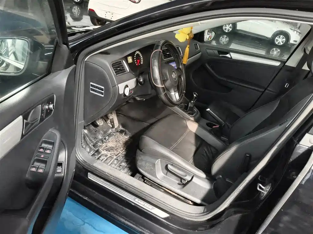 VOLKSWAGEN SAGITAR 2014