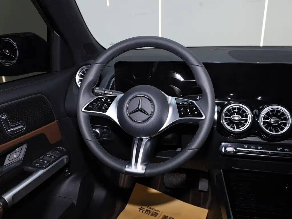 MERCEDES BENZ GLB 2024