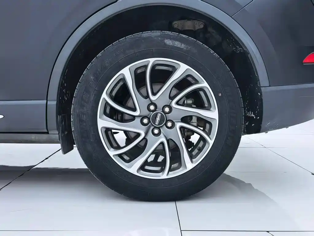 LINCOLN ADVENTURER 2021