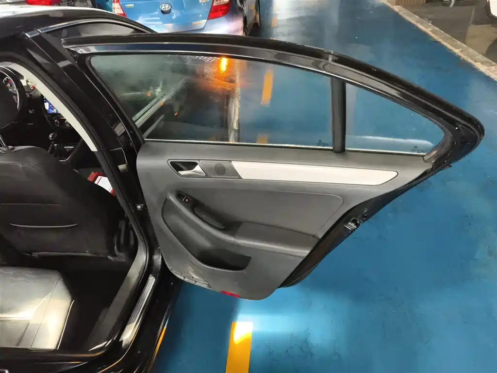 VOLKSWAGEN SAGITAR 2014