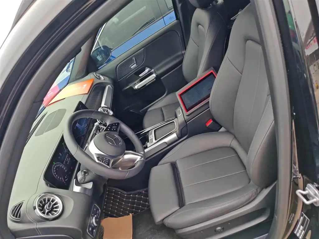 MERCEDES BENZ GLB 2024