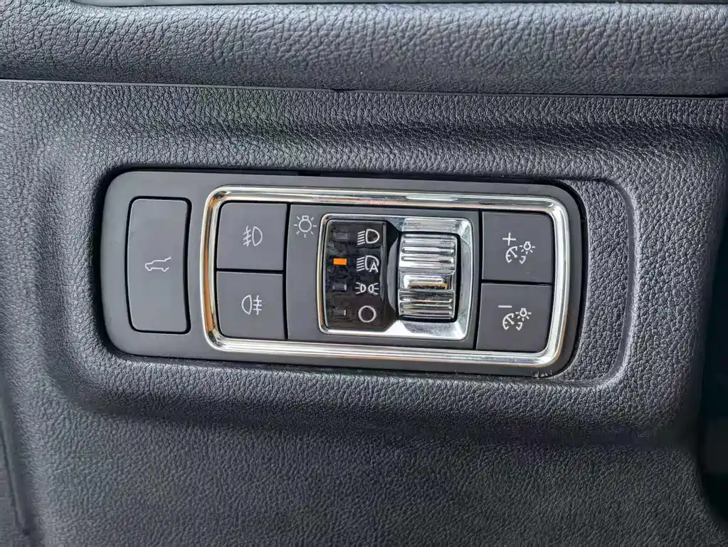 LINCOLN ADVENTURER 2021