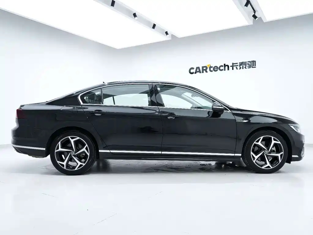 VOLKSWAGEN MAGOTAN 2023